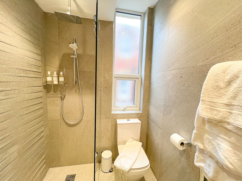 13 Hideaway Suite - shower