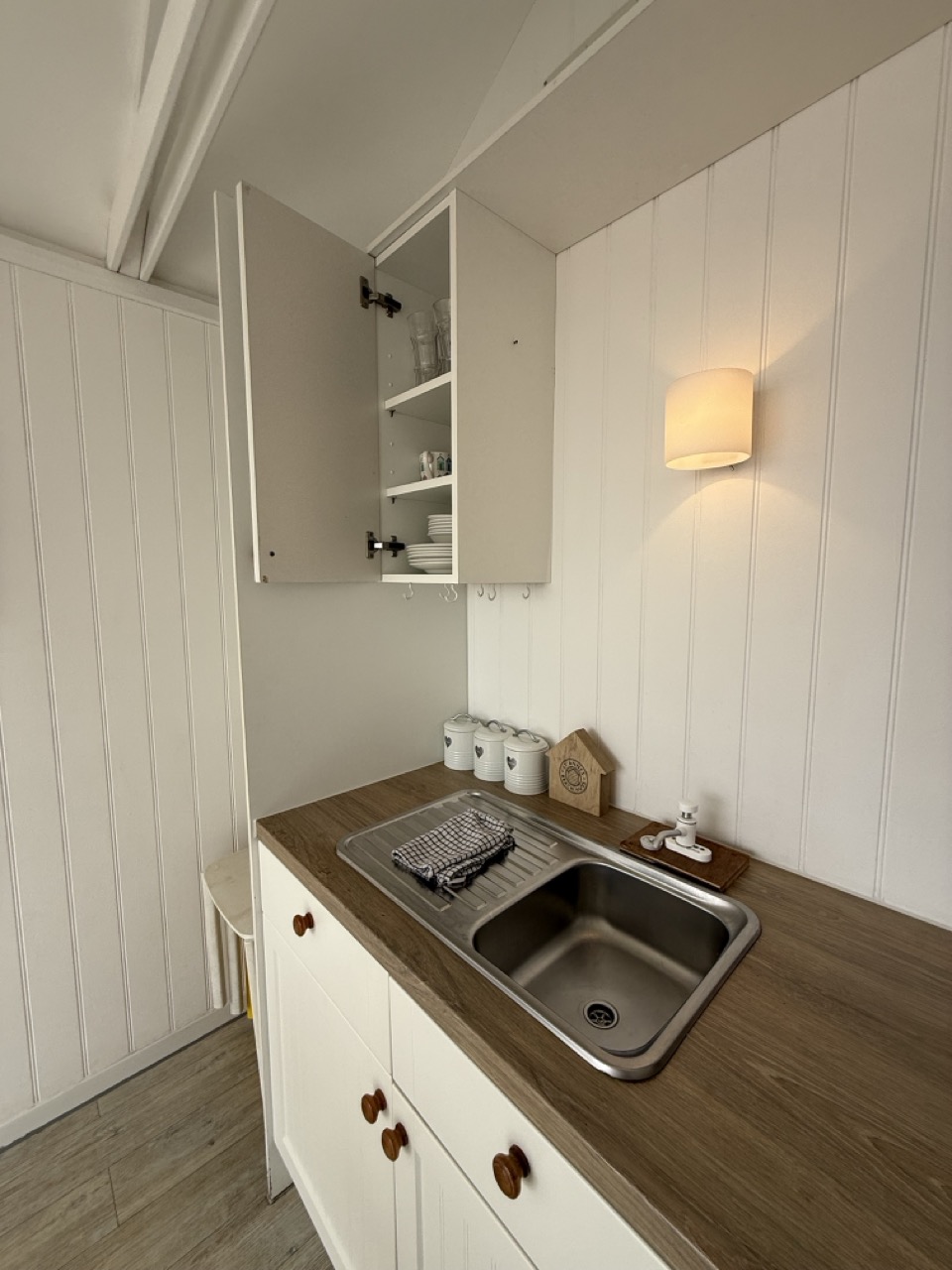 HUT36 - Cupboards & Storage