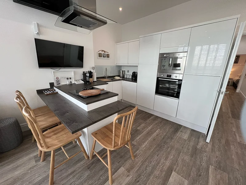 Kitchen and breakfast bar in Seagrass Apartment