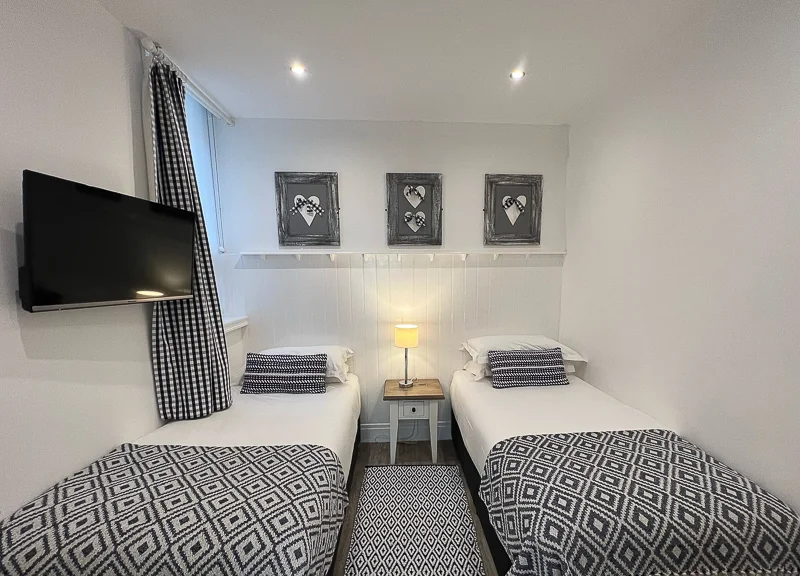 Twin bedroom in Seagrass Apartment