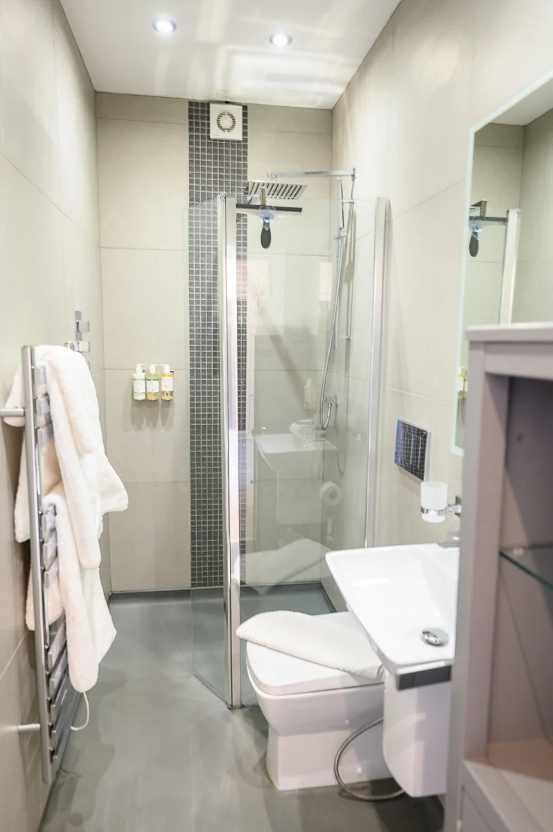 Shower room in Driftwood Apartment