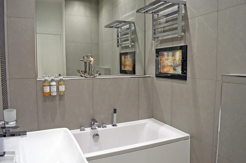 Bathroom with bath in Dunes Apartment