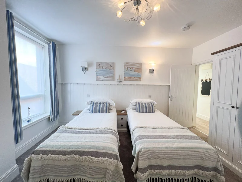 Twin bedroom in Sandpipers Apartment