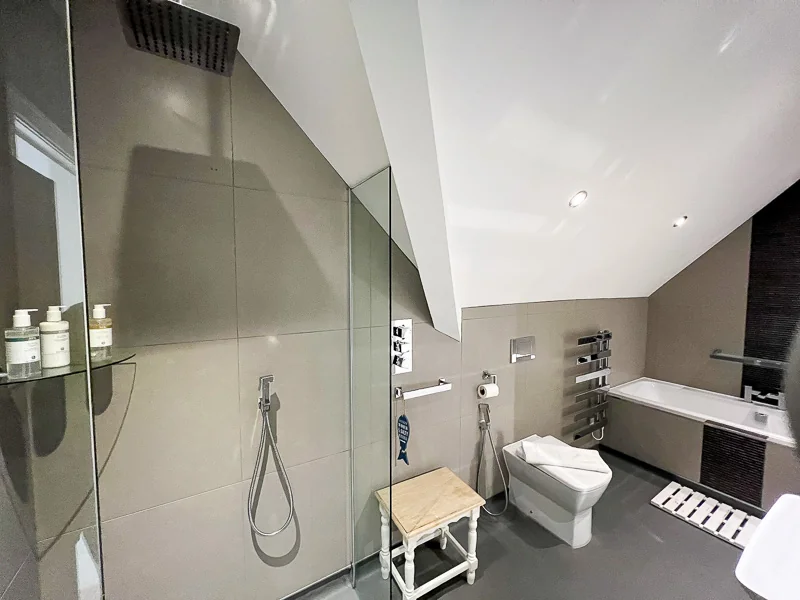 Shower room in Sandpipers Apartment