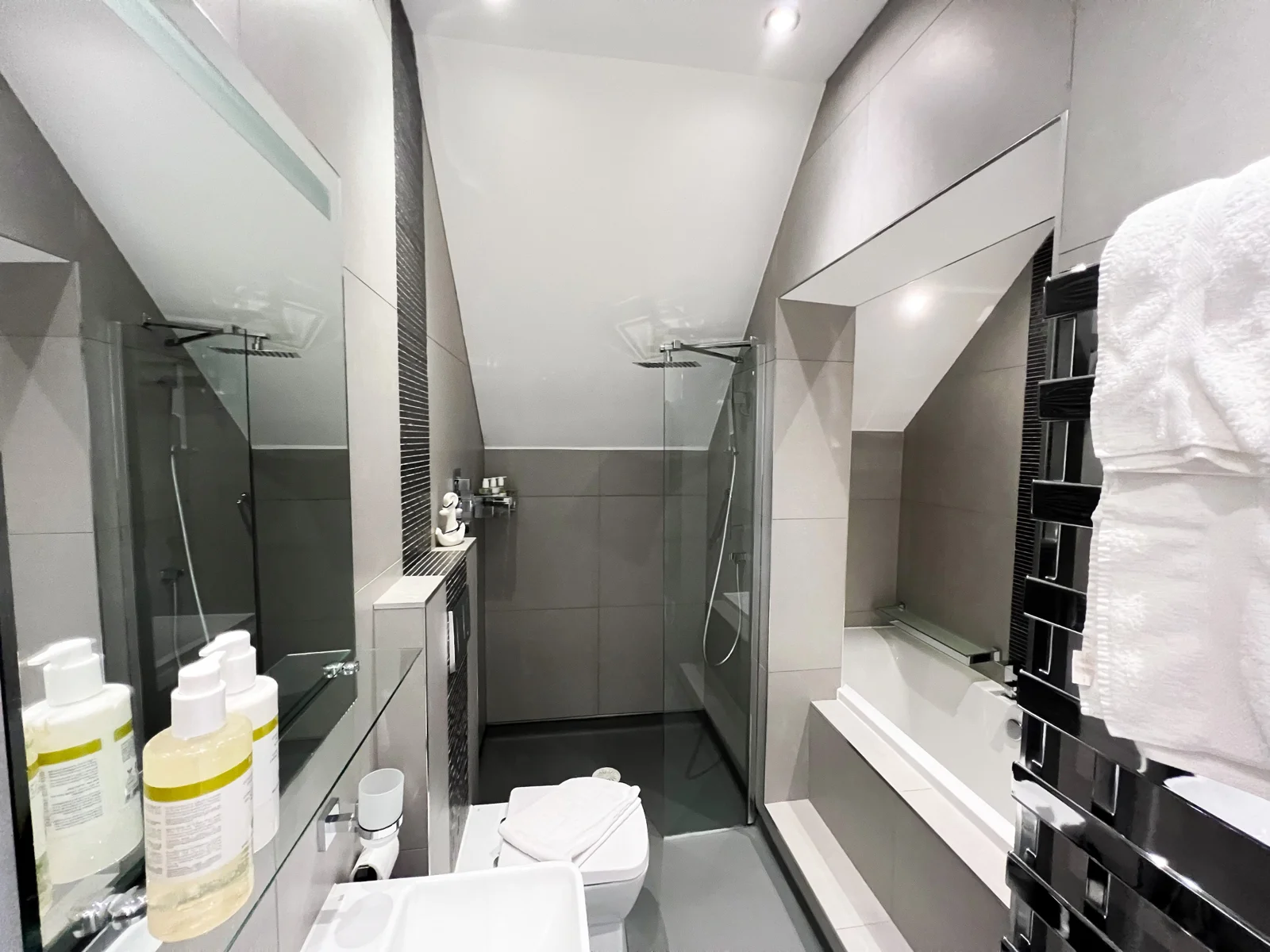 Shower room in Sunrise Apartment