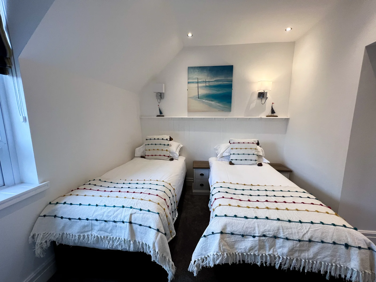 Twin bedroom in Sunrise Apartment